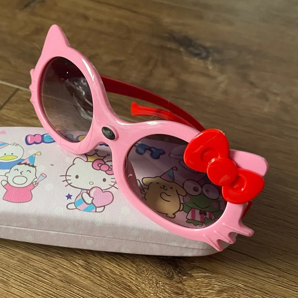 SANRIO-NWT Children’s Hello Kitty Sunglasses and Character Holder Set!